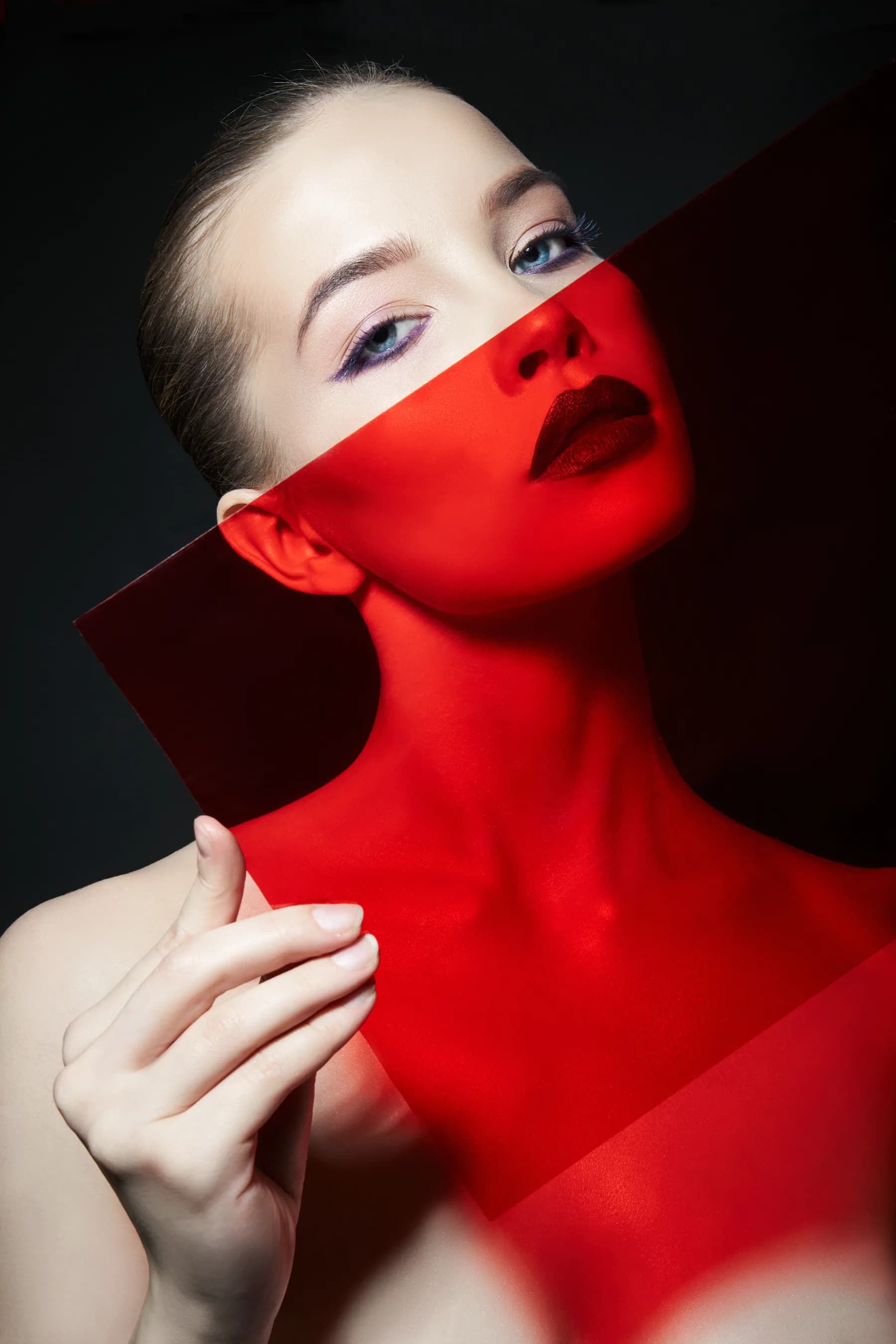 Retrato con Luz Roja Geometrica