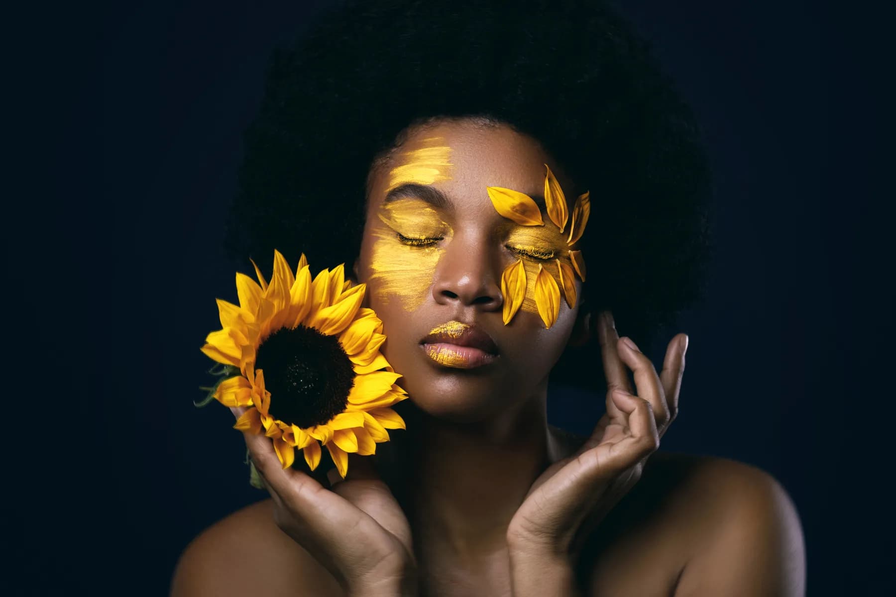 Mujer con Girasoles y Pintura Amarilla