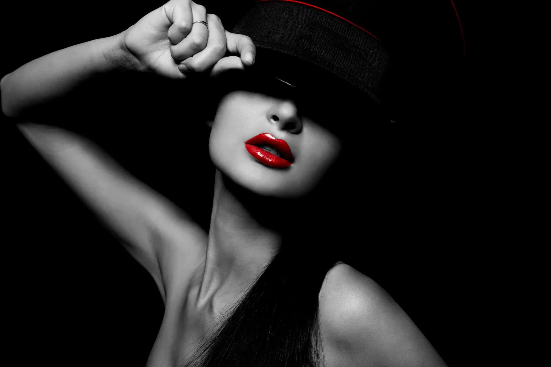 Retrato Blanco y Negro con Labios Rojos
