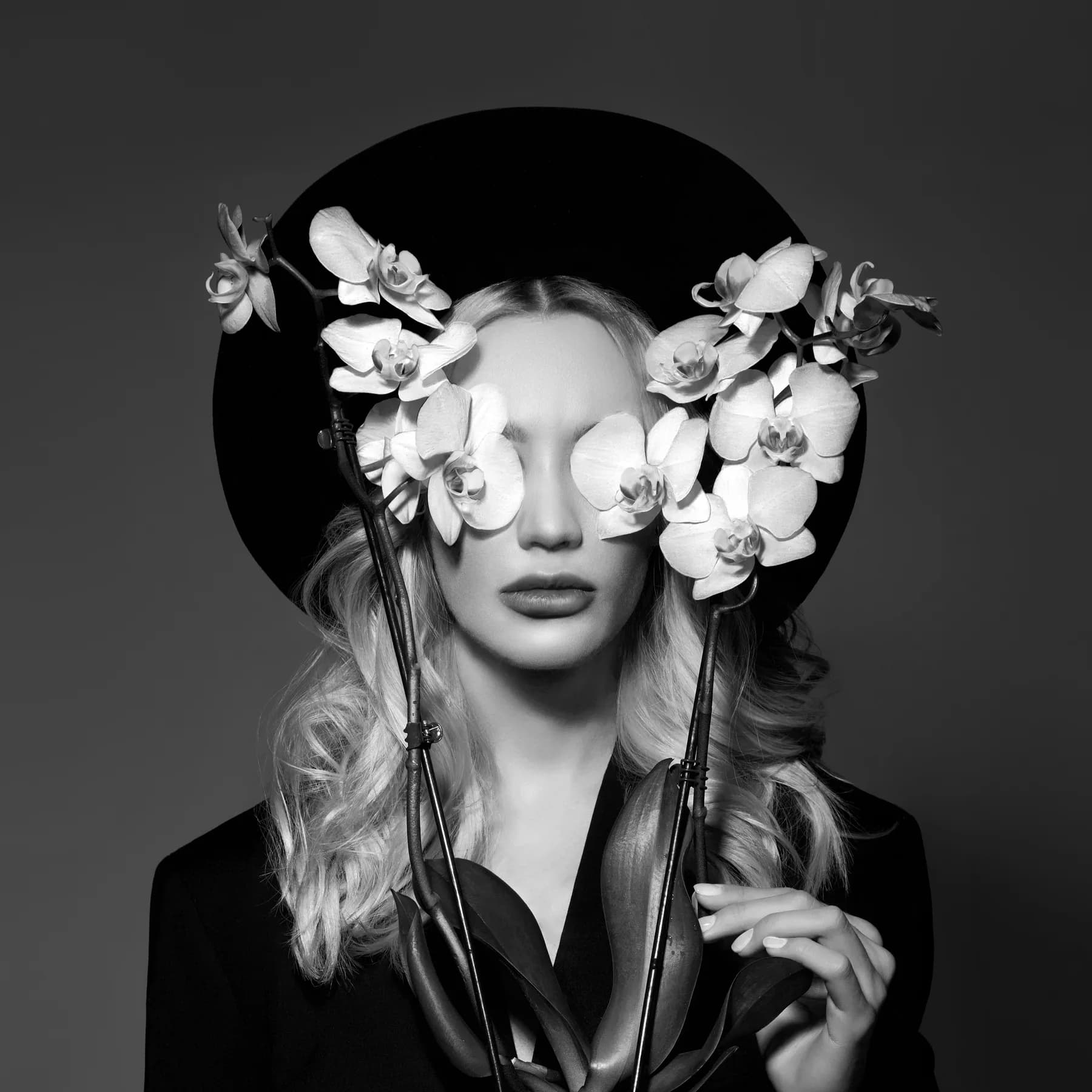 Mujer con Orquideas Cubriendo Ojos