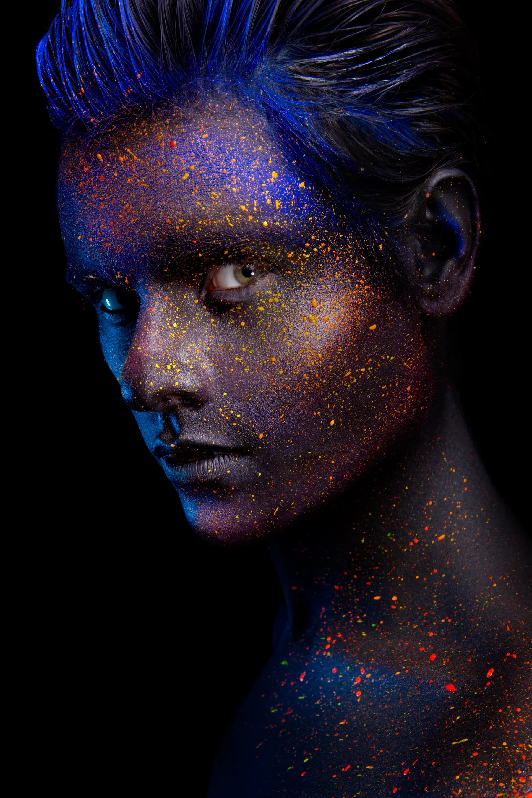 Retrato con Motas de Color Azul y Naranja