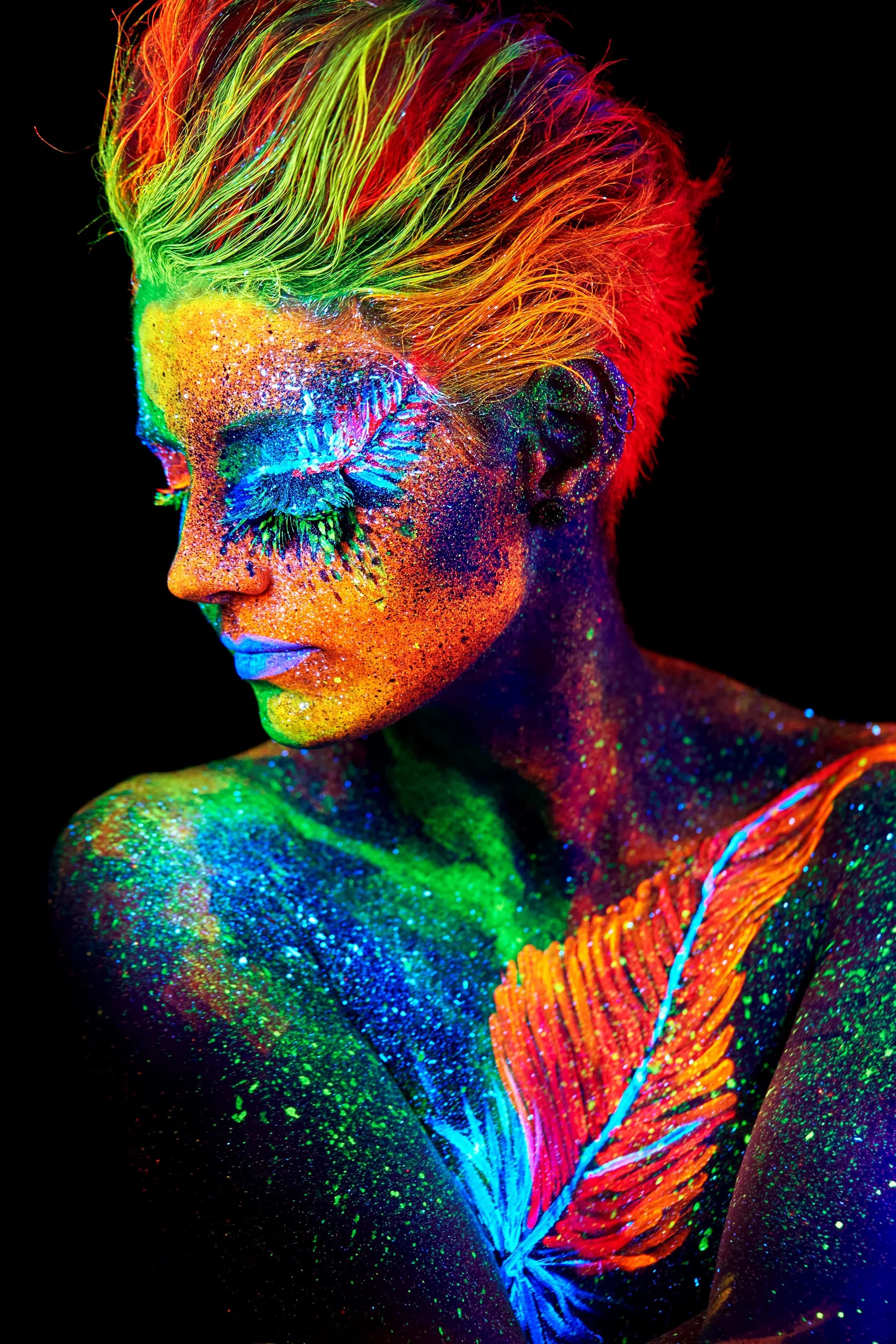 Mujer con Cabello Arcoiris y Alas Pintadas