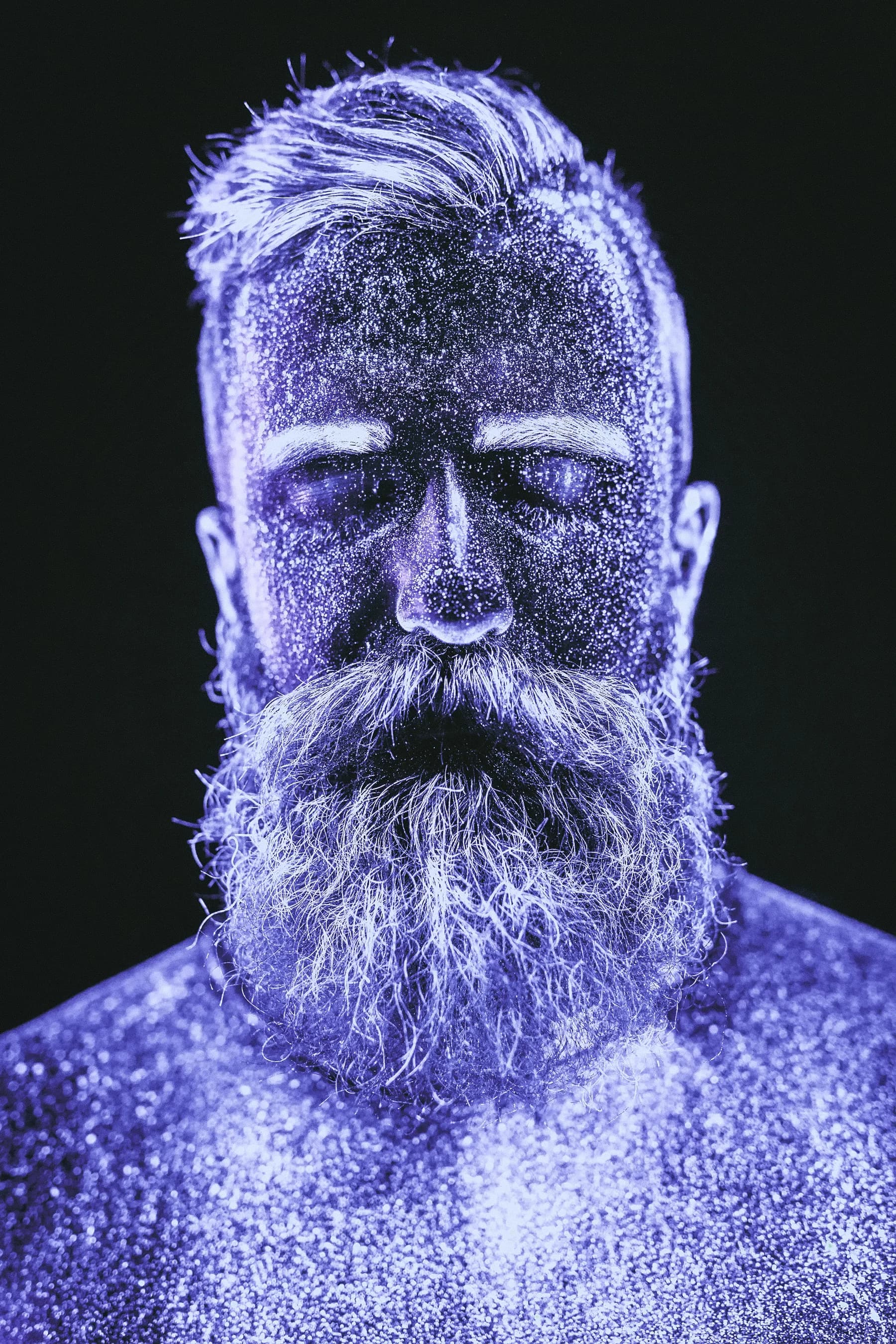 Hombre con Barba Cubierta de Purpurina Azul