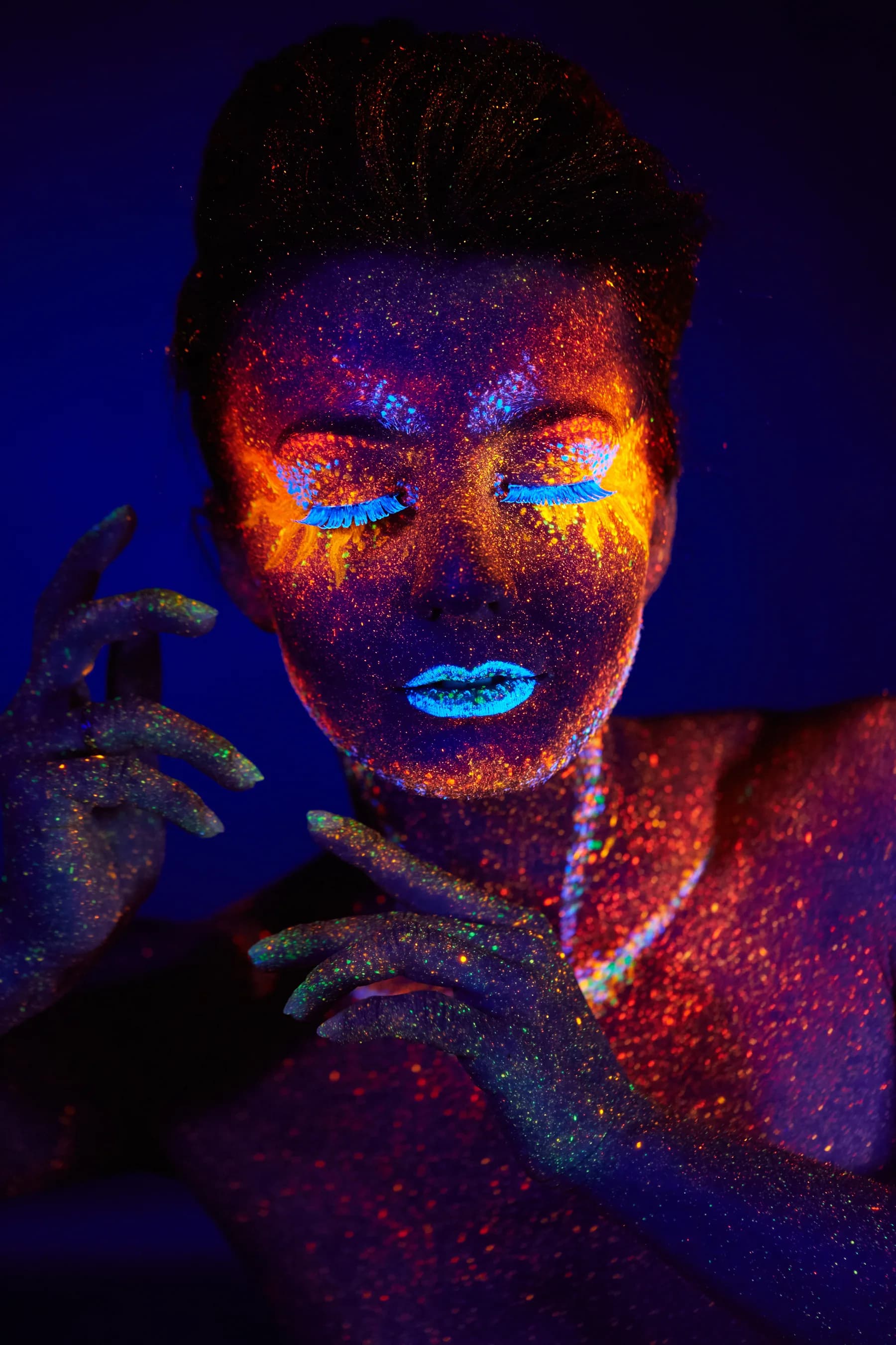 Retrato Neon Naranja y Azul con Manos