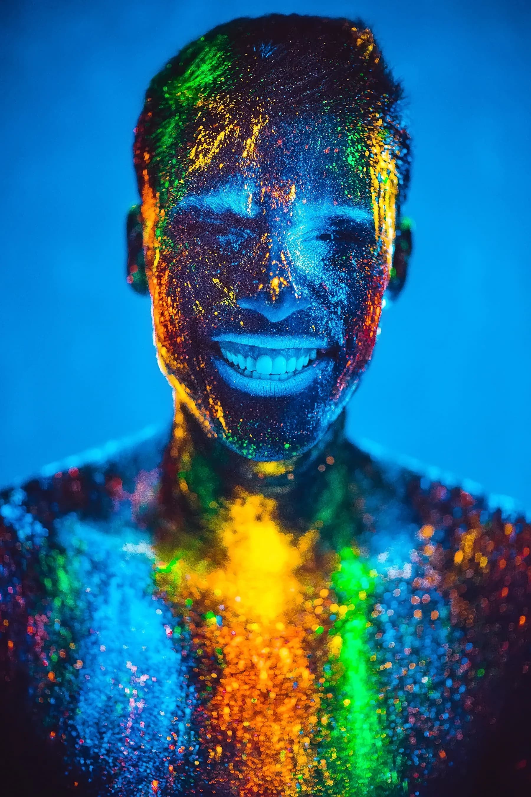 Hombre Sonriente con Purpurina Neon