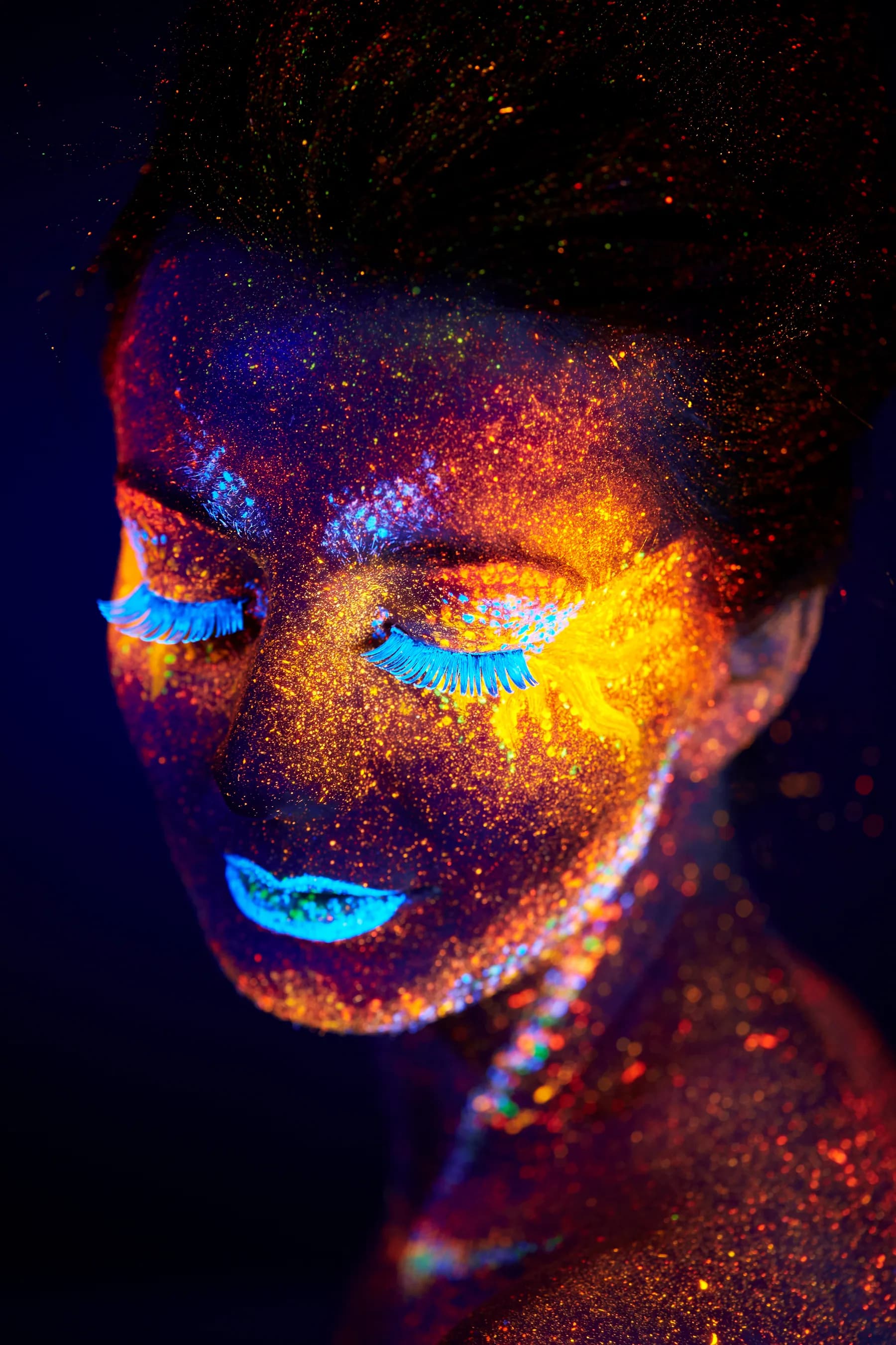 Retrato Neon Naranja Pestanas Azules