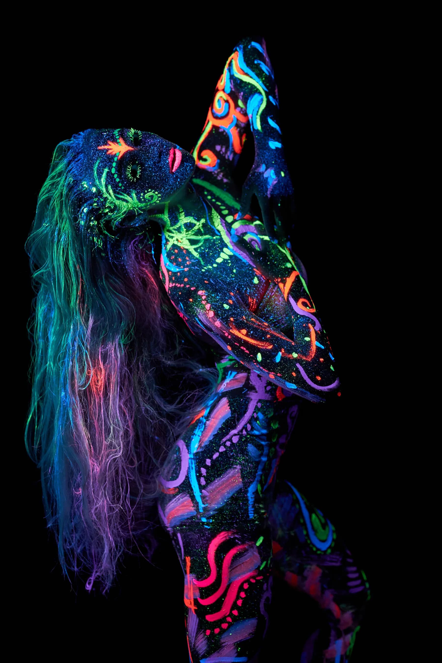 Bailarina con Pintura Corporal Neon Multicolor
