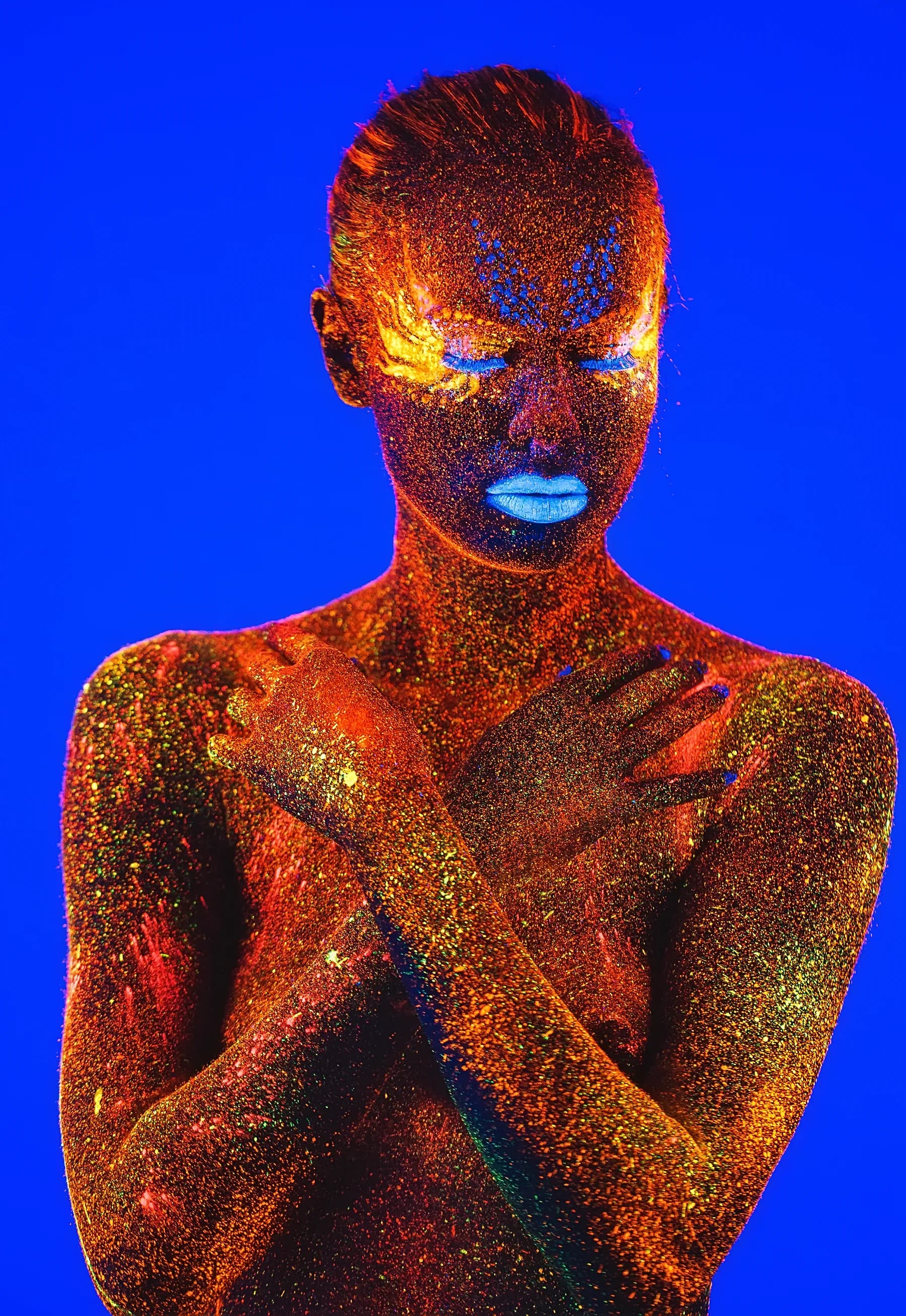 Retrato Dorado con Fondo Azul