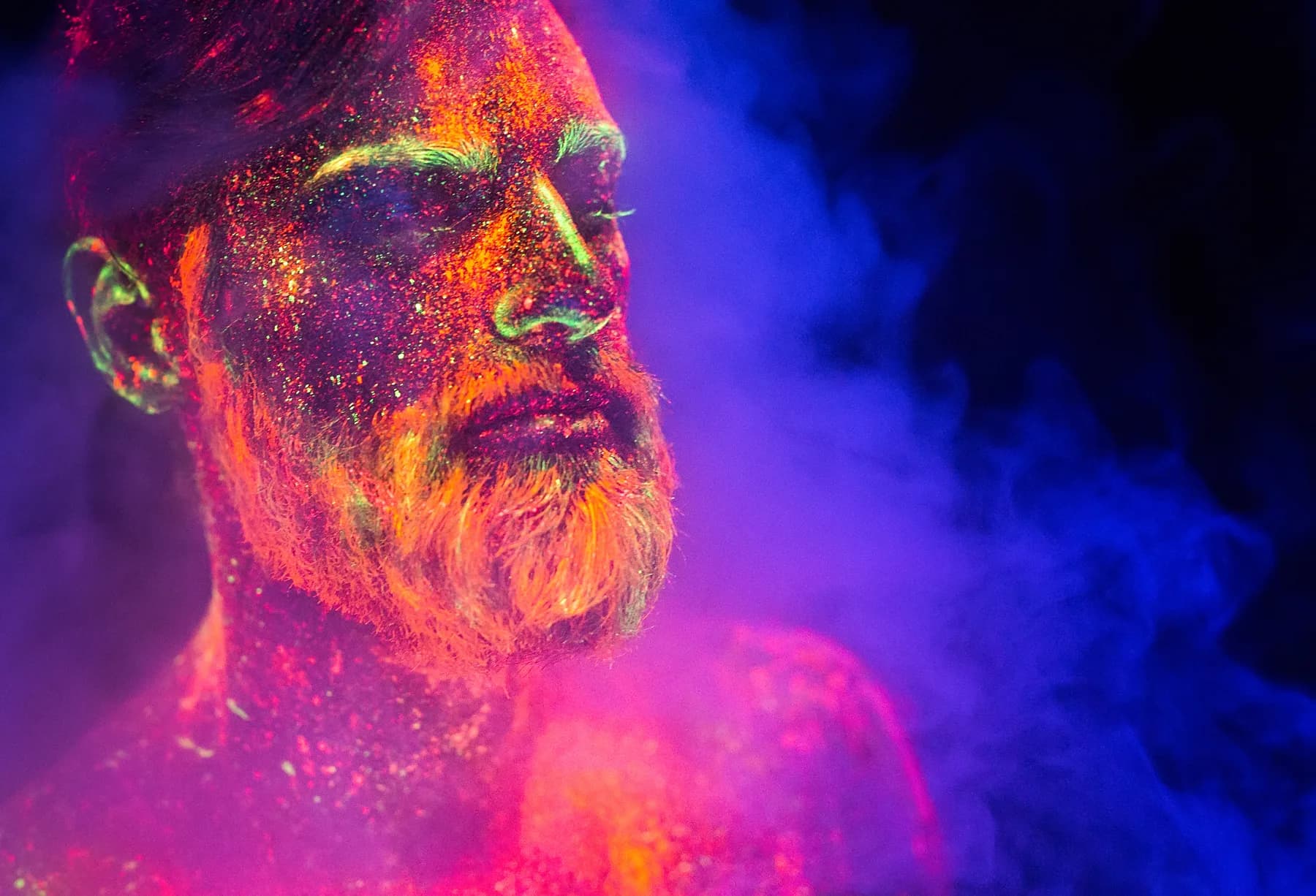 Hombre con Barba Neon y Humo