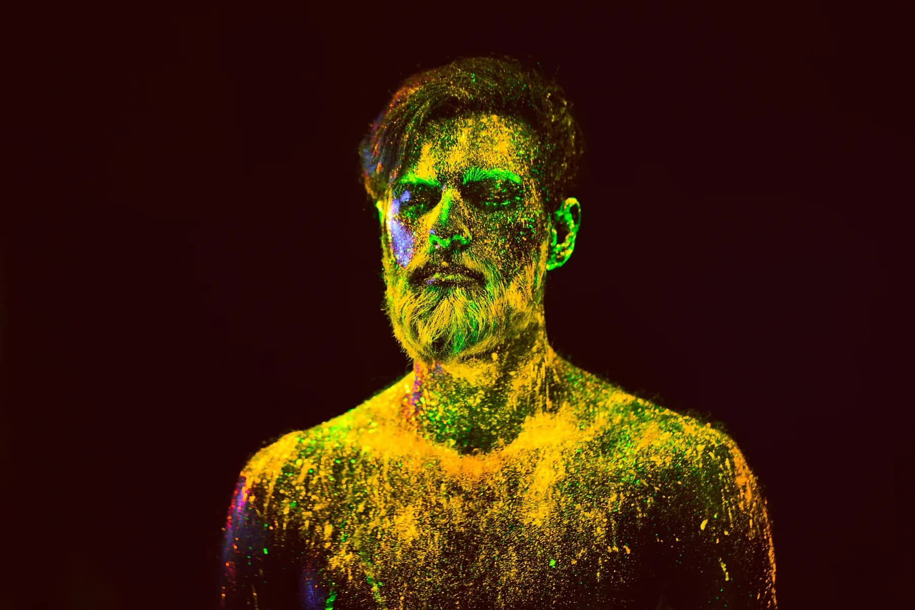 Hombre con Pintura Neon Verde y Amarillo