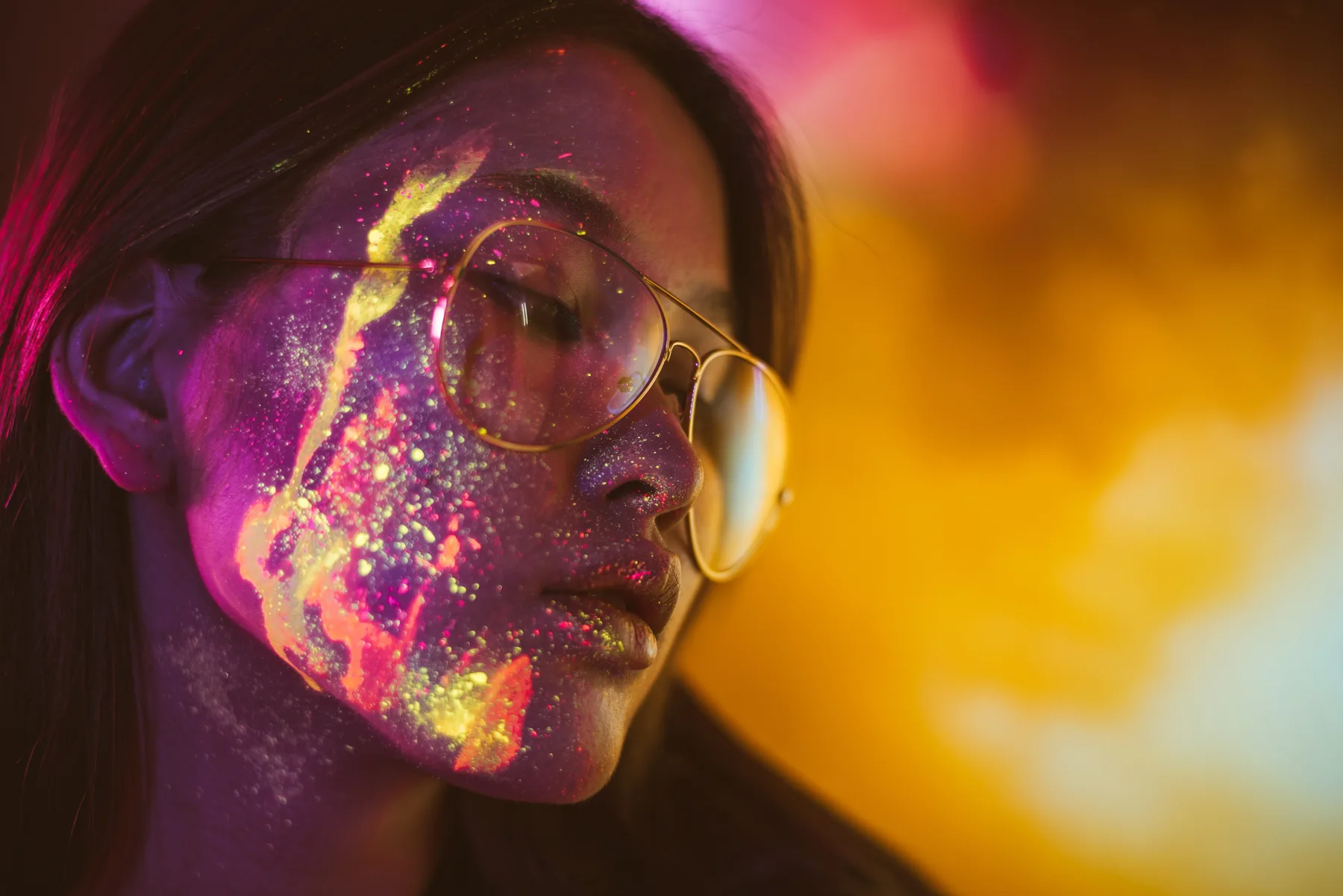 Mujer con Gafas y Pintura Neon Morada