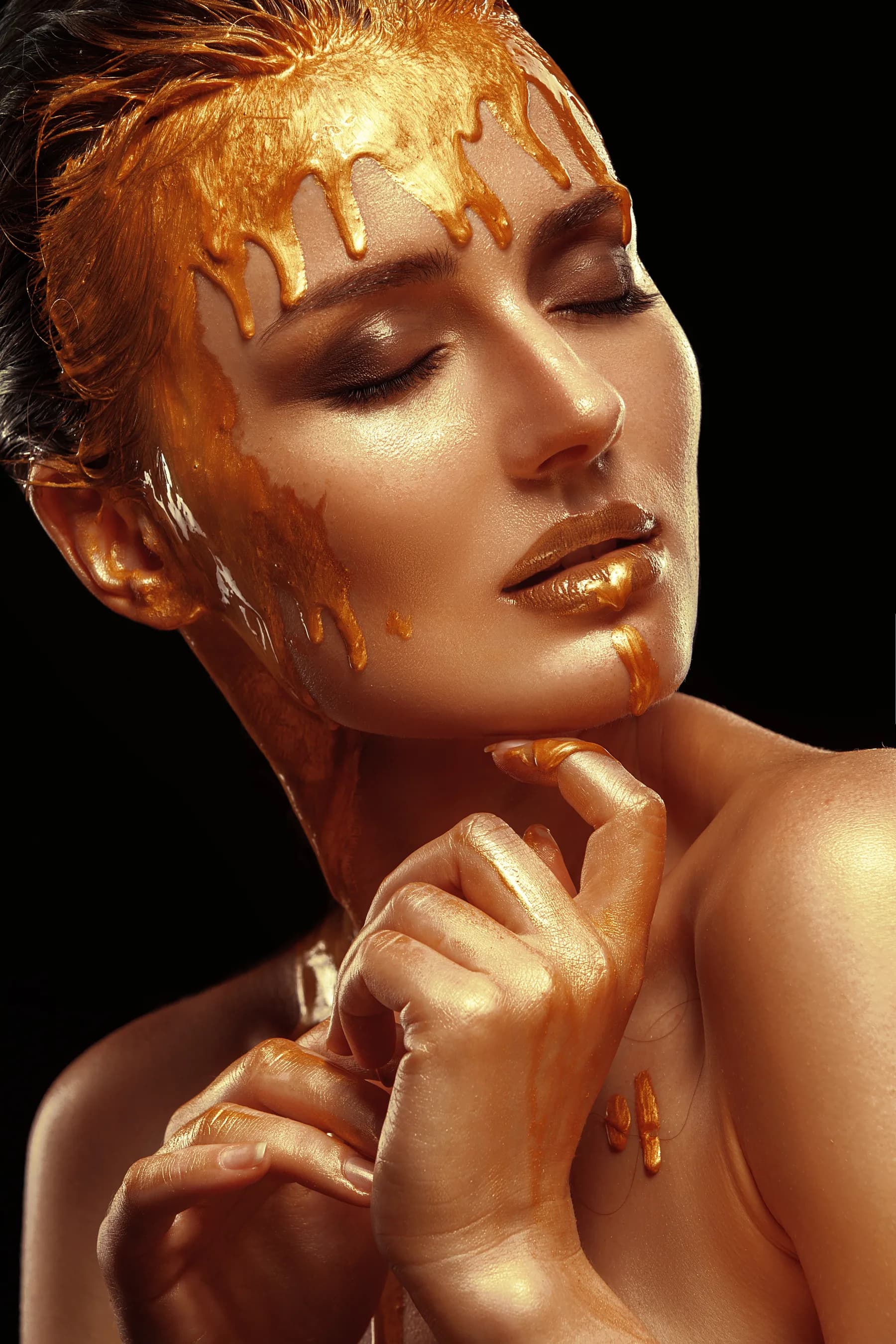 Mujer con Pintura Dorada Liquida