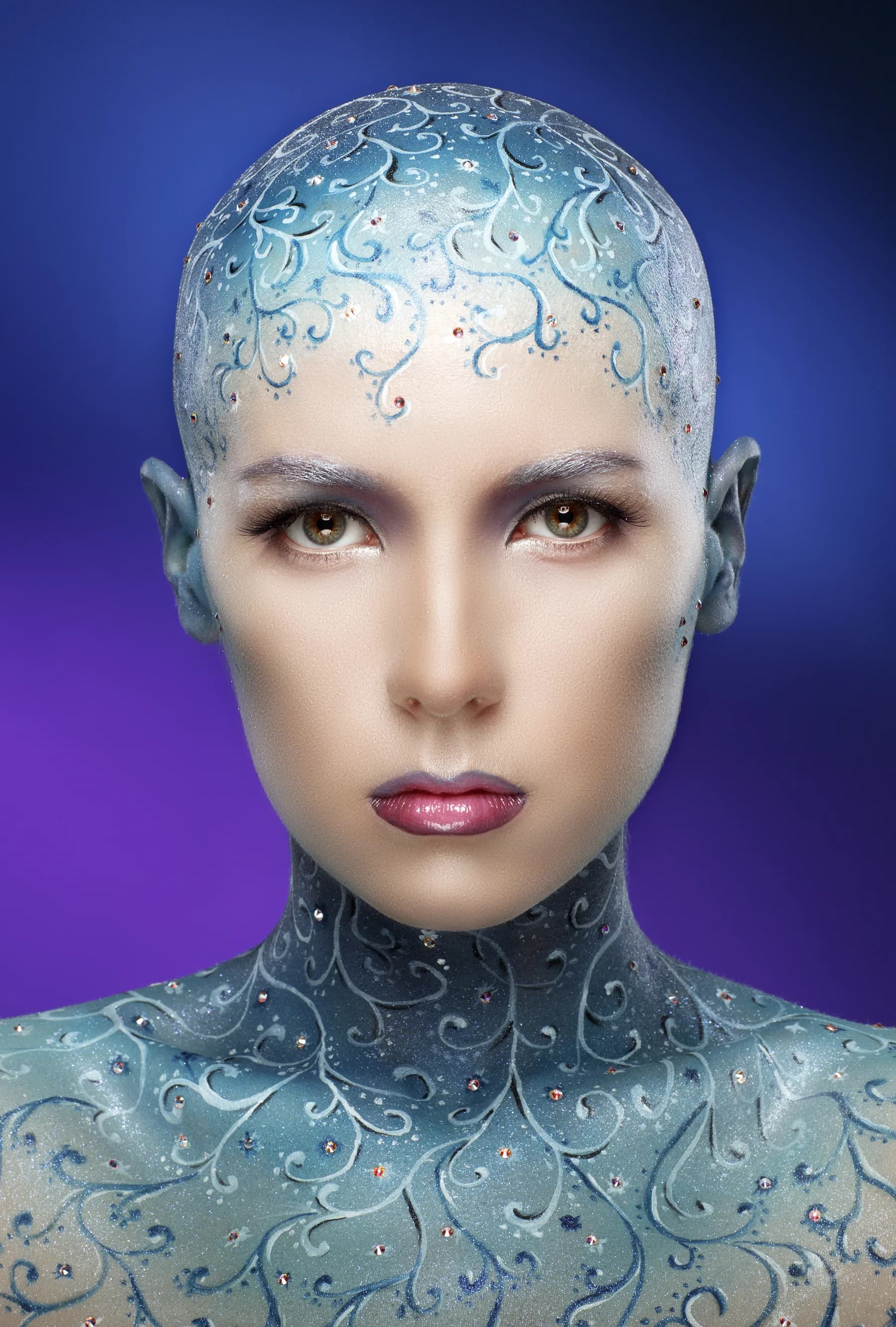 Mujer con Pintura Corporal Plateada