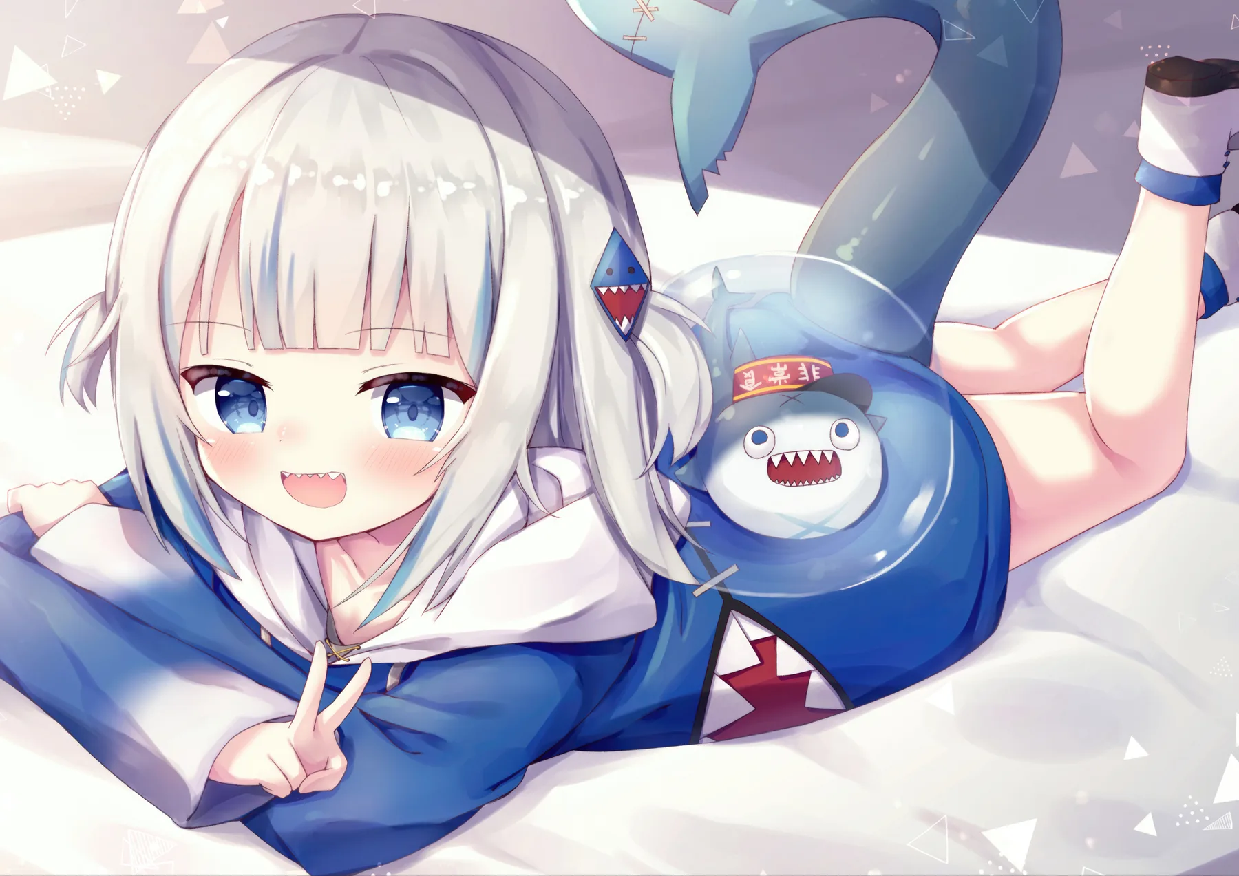 Vtuber con capucha de tiburon haciendo senal de paz