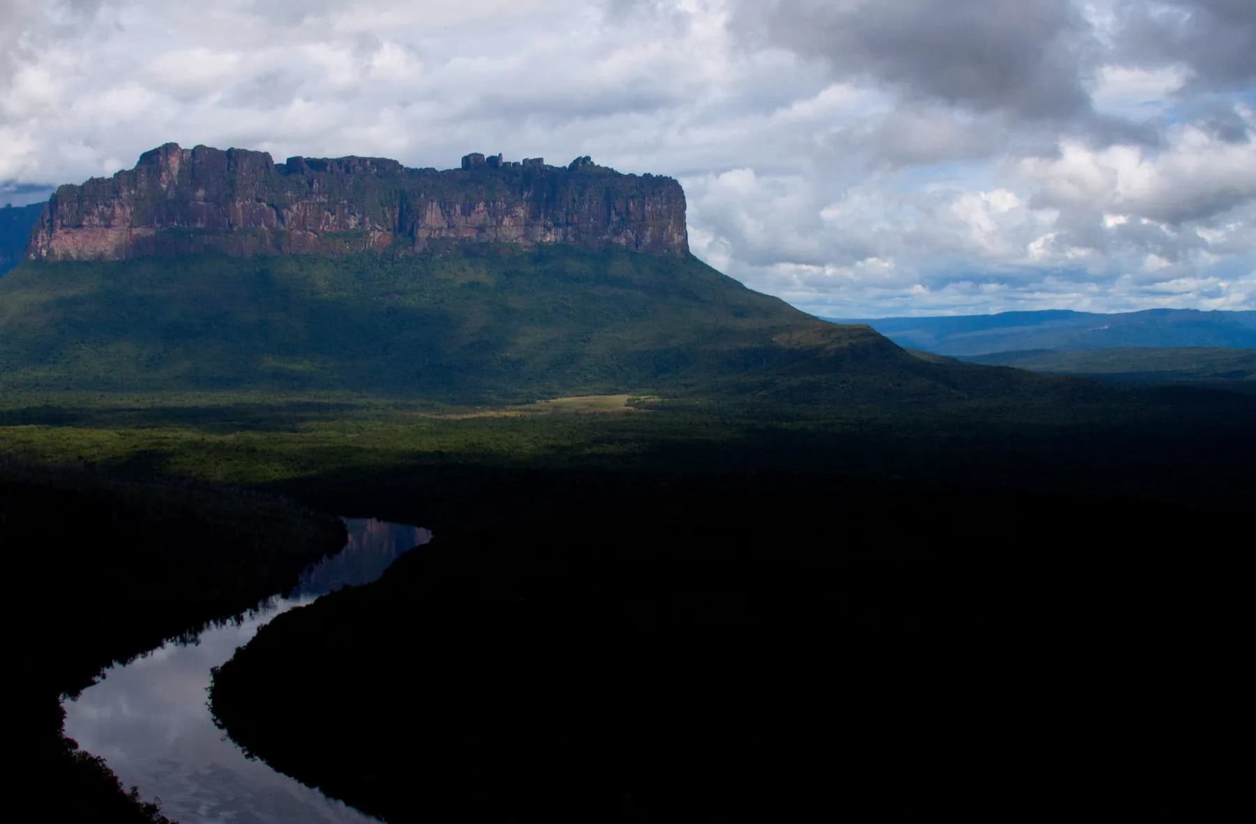 Auyantepui Reflejo en el Rio