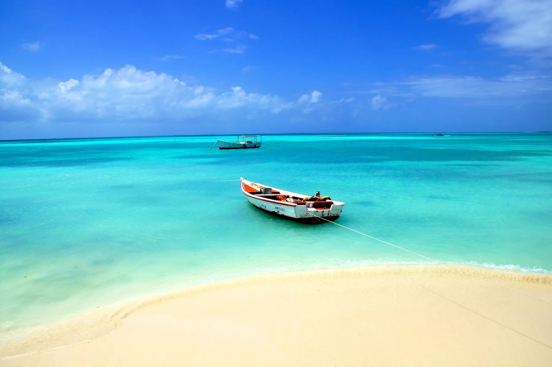 Los Roques Bote en Aguas Turquesa
