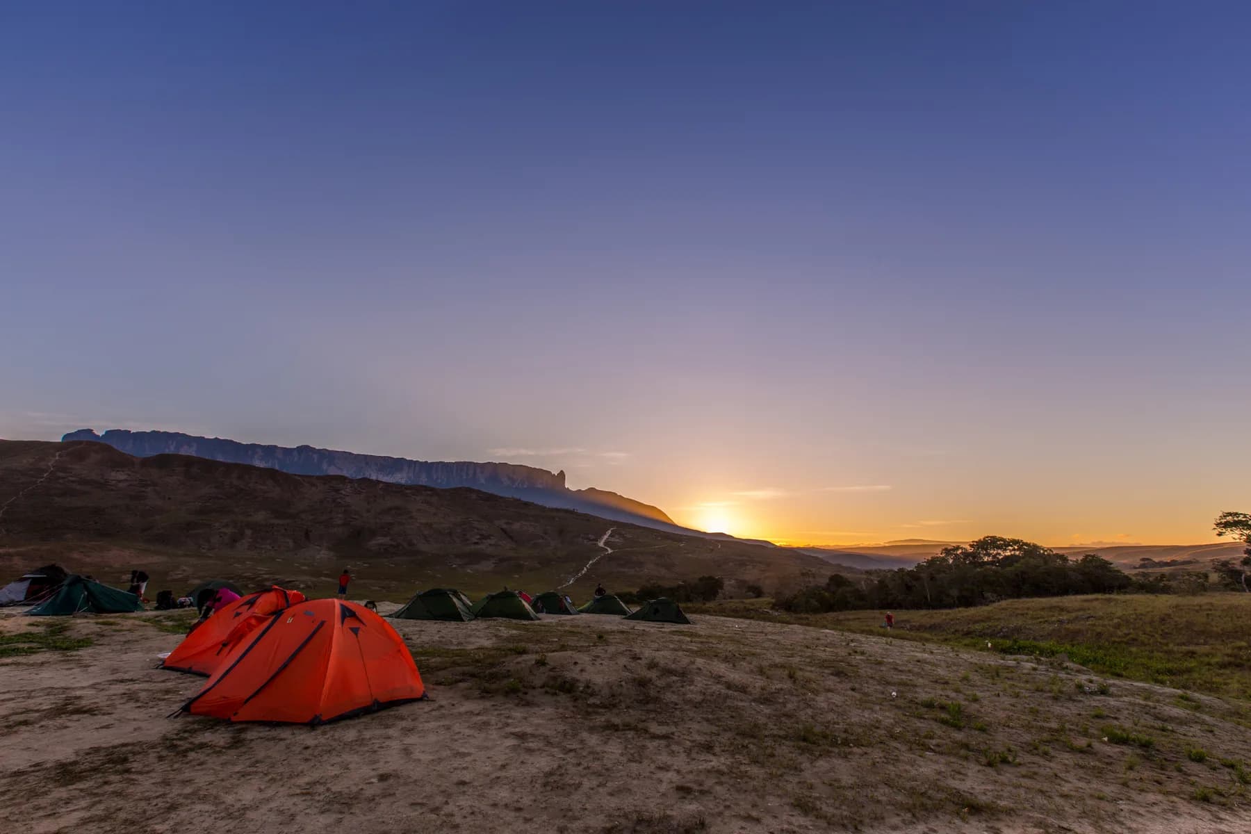 Roraima y Kukenan Amanecer Dorado