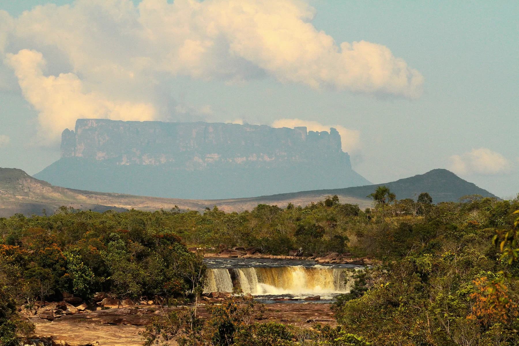 Gran Sabana Cascada entre Tepuyes I